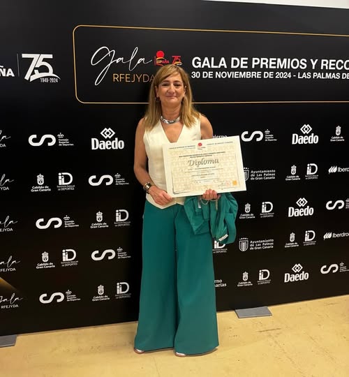 Susana Martín sostiene el diploma de sexto DAN de Judo