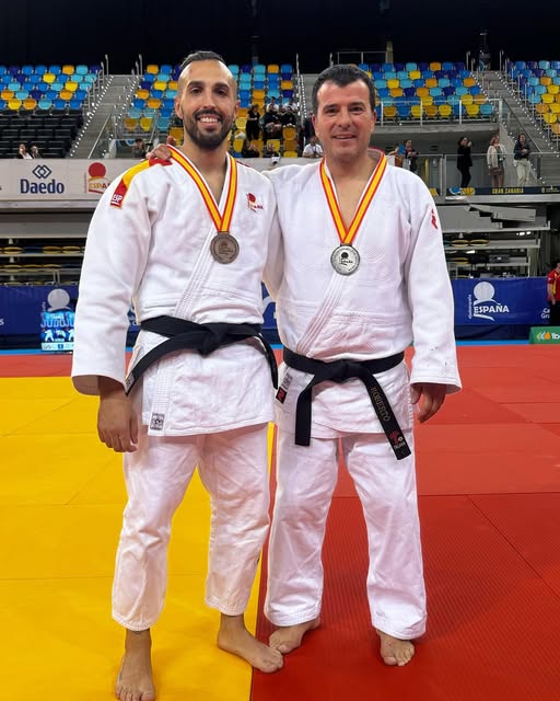 Roberto y Jonatan posan con las medallas